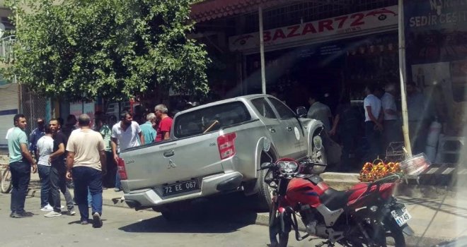 Minibüse Çarpıp İş Yerine Girdi: 2 Yaralı