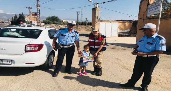 Kırıkhanda Çocuklara Düdük Dağıtıldı