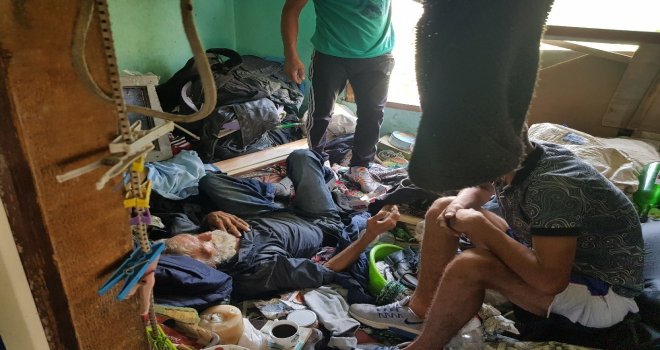 (Özel) Çöp Evde Yaşayan Yaşlı Adam Ölmekten Son Anda Kurtarıldı