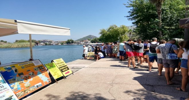 Dalyanda Tatilciler “Dolmuş” Kuyruğuna Girdi