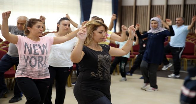 Merkezefendide Ücretsiz Halk Oyunları Kursu Devam Ediyor