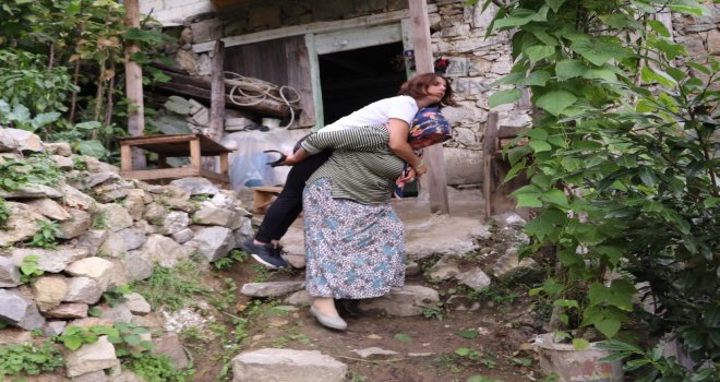 Rizede Yol Olmadığı İçin Sırtta Taşınarak Evine Ulaşan Ms Hastasına Vatandaşlardan Destek