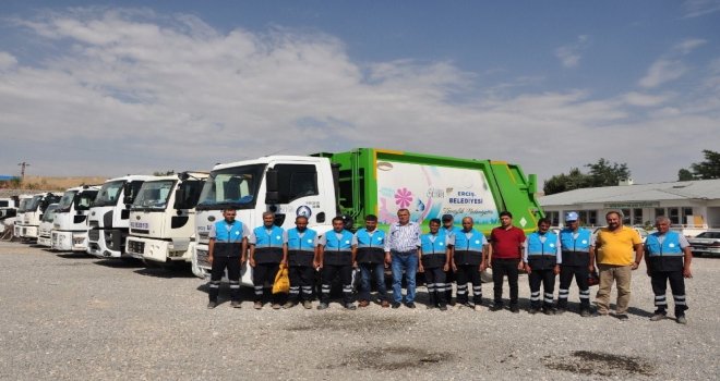 Belediye Ekipleri Temiz Bir Erciş İçin Sokaklarda