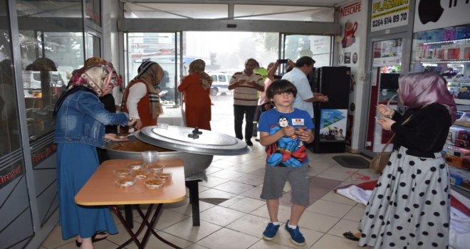 15 Temmuz Şehit Ve Gazileri İçin Helva Dağıttılar