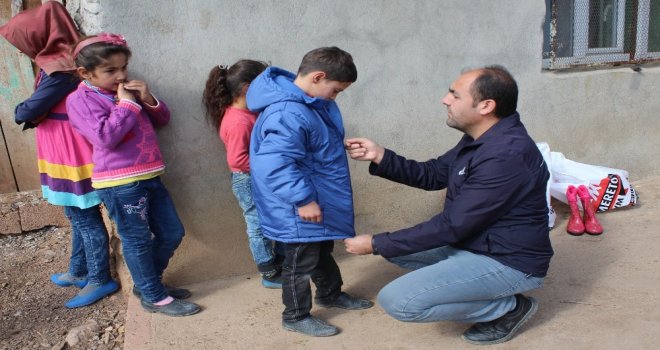 Şehit Yakınları Derneğinden 70 Çocuğa Kışlık Elbise