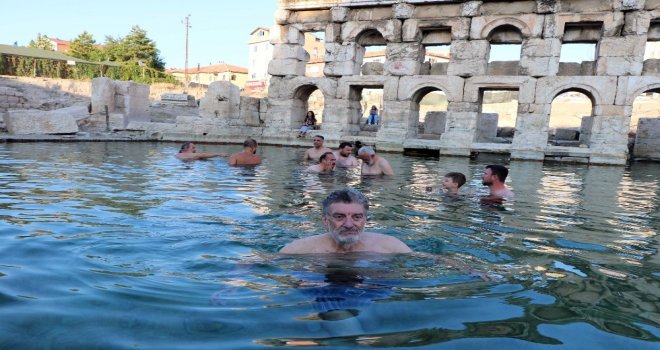 Sanatçılar Yozgatın Tanıtımı İçin Tarihi Roma Hamamında Yüzdü