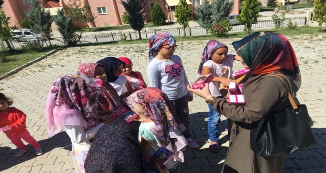 Gönüllü Gençlerden Öğrencilere Hediye