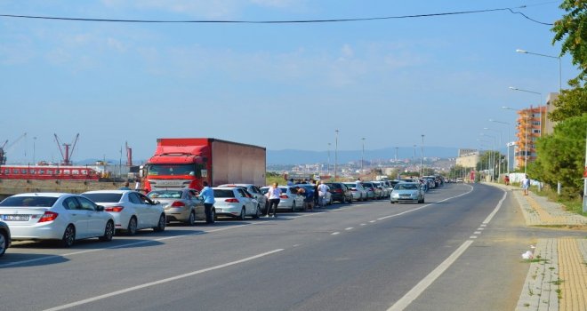 Tatilcilerin Sıra Çilesi: Yüzlerce Araç Sıra Bekliyor