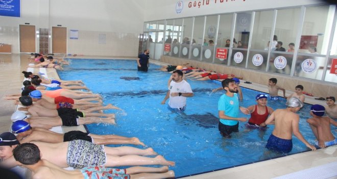 Hakkarinin İlk Yarı Olimpik Yüzme Havuzu Açıldı