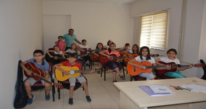 Gitar Ve Bağlama Kursuna Yoğun İlgi