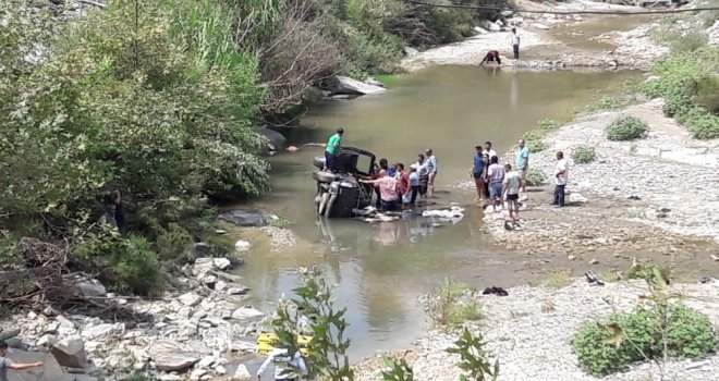 Virajı Alamayan Hafif Ticari Araç Çaya Uçtu: 3 Yaralı