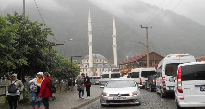Uzungöle Akın Eden Turistler Trafiği Saatlerce Kilitledi