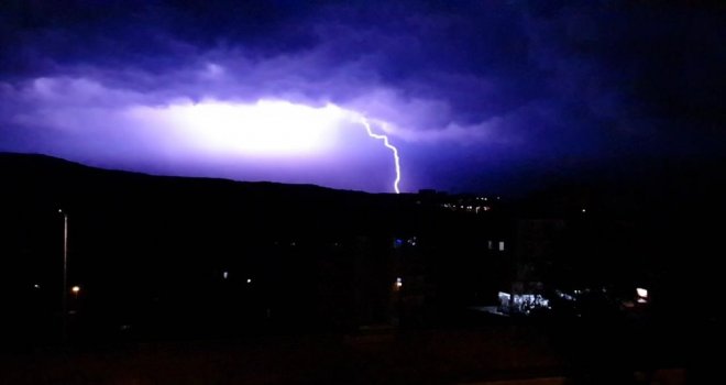 Karabükte Şimşekler Gökyüzünü Aydınlattı