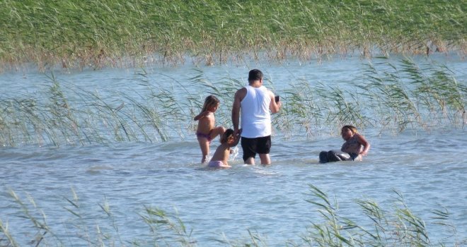 Beyşehir Gölü Kıyılarında Yüzme Keyfi