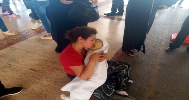 Hastane Önünde Yürek Burkan Görüntü