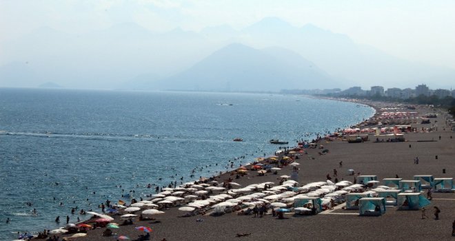 Antalyada Sahillerde Bayram Yoğunluğu