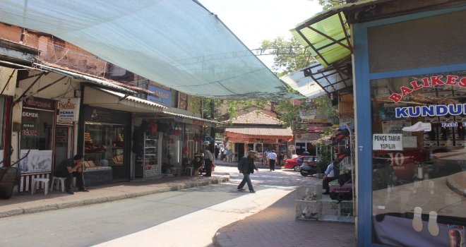 Esnaf Sıcaklara Çareyi Gölgelik Yaparak Buldu