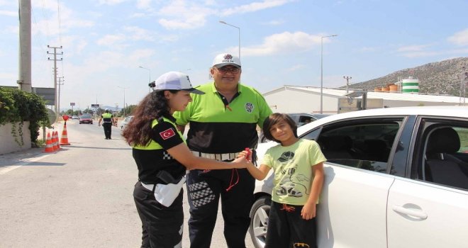 Polis Ceza Yerine Şeker Ve Kırmızı Düdük Dağıttı