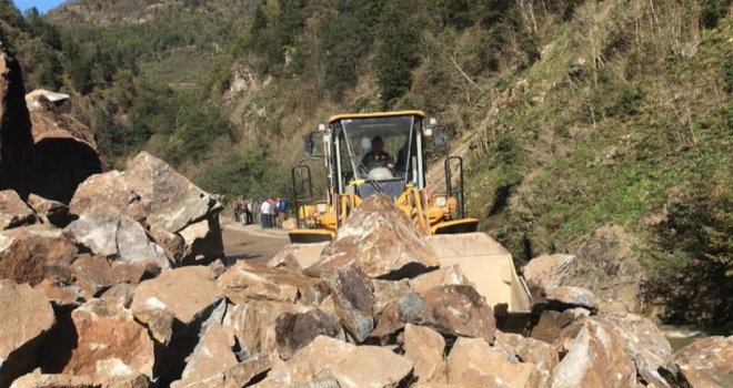 Giresunda Heyelan Sonrası Kapanan Yolda Temizleme Çalışmaları Devam Ediyor