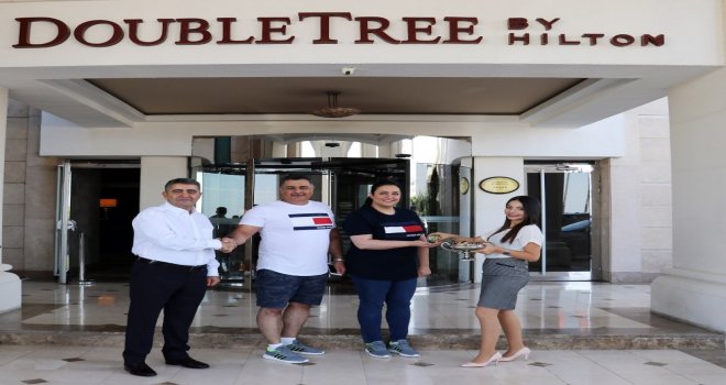 Hilton Yöneticileri, Misafirlerinin Bayramını Kutladı