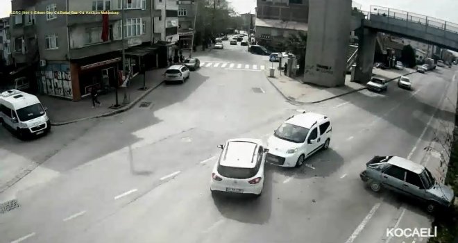 Otomobil Önce Önündeki Sonra Da Karşı Yönden Gelen Araca Çarptı
