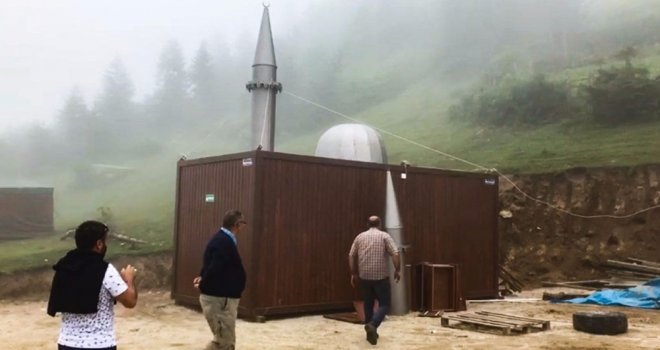 Rizede Seyyar Cami Görenleri Şaşırtıyor