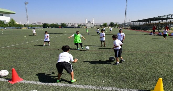Büyükşehir Futbol Yaz Okuluna Yoğun İlgi