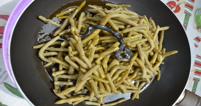 Fasulye Konservesinden Yılan Çıktı