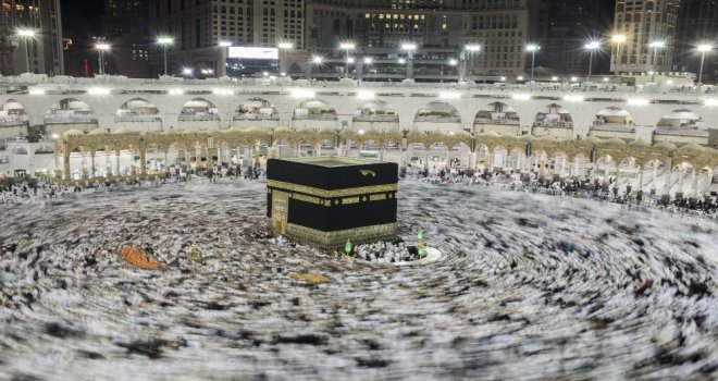 Milyonlarca Müslüman Minada Şeytan Taşladı