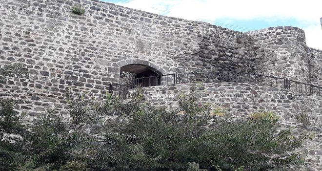 Niksarda Tarihi Kale Surlarına Çirkin Saldırı