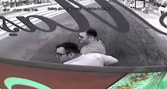 Otobüsü Durdurup Yol Kenarındaki Görme Engelli Vatandaşı Yolun Karşısına Geçirdi