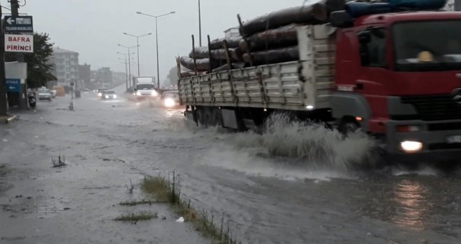 Sağanak Nedeniyle Cadde Ve Sokaklar Göle Döndü