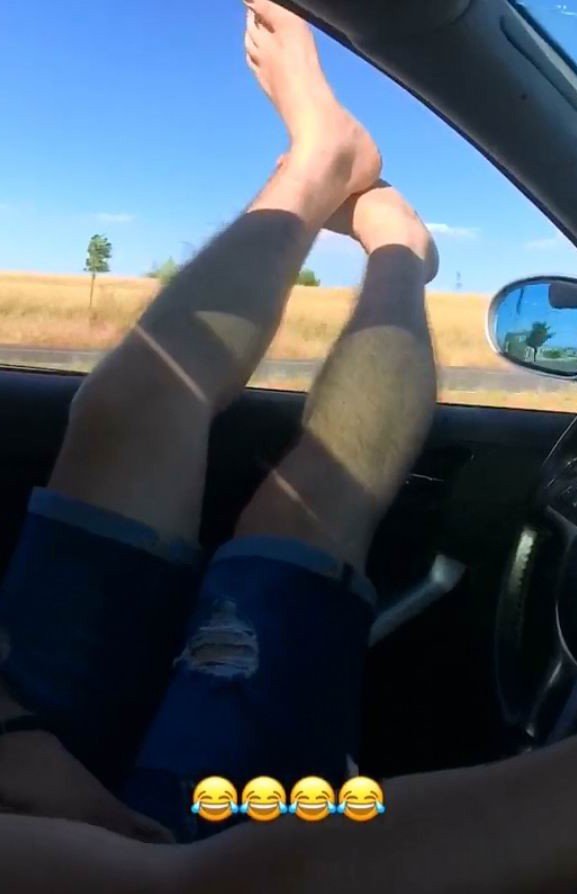 Ayaklarını Camdan Dışarı Sarkıtan Sürücü Hayatını Hiçe Saydı