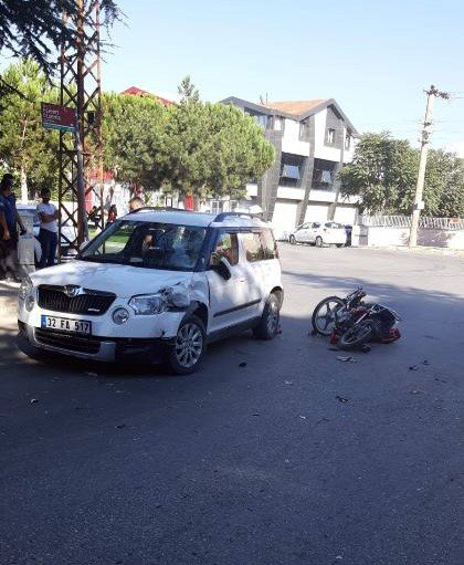 Ispartada Otomobil Tescilsiz Motosikletle Çarpıştı : 2 Yaralı