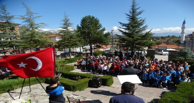 Domaniçte Öğrenciler İlk Dersini Hayme Ana Türbesinde Yaptı