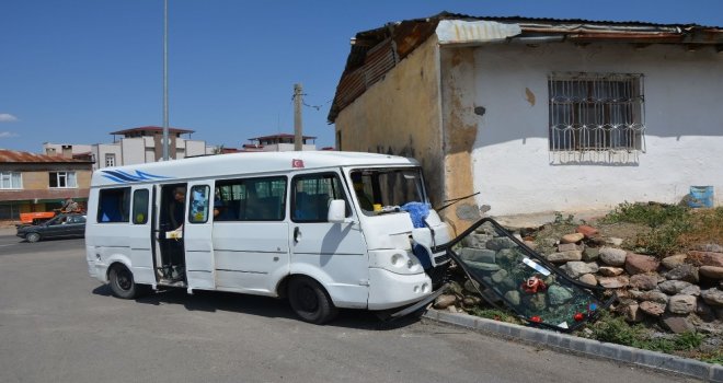 Yolcu Minibüsü Evin Duvarına Çarptı: 5 Yaralı