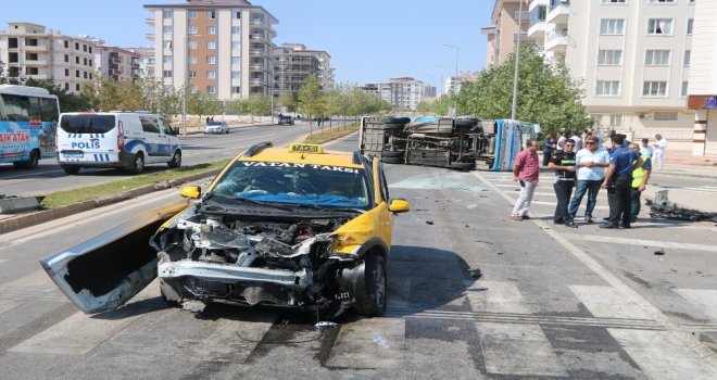 Halk Otobüsü İle Ticari Taksi Çarpıştı: 18 Yaralı