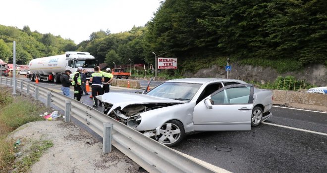 Kaygan Yolda Kontrolden Çıkan Otomobil Bariyerlere Çarptı: 3 Yaralı