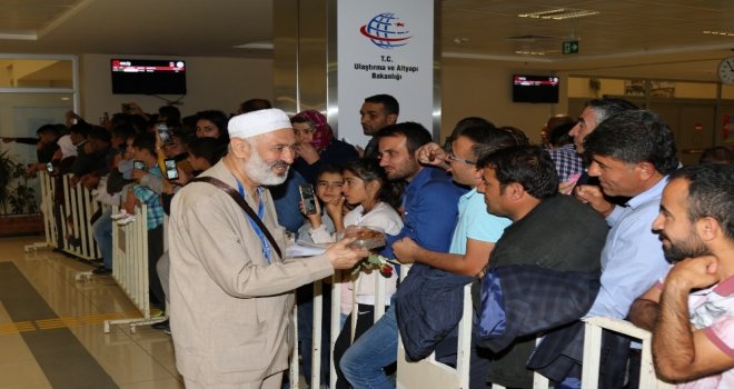 Vanın İlk Hacı Kafilesi Yurda Döndü