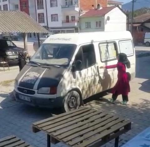 İcra Yoluyla Çocuklarını Görmek İsteyen Anne, Kuzeninin İş Yerini Bastı