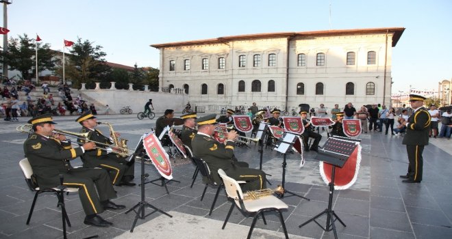 Minik Şef Askeri Bandoyu Yönetti