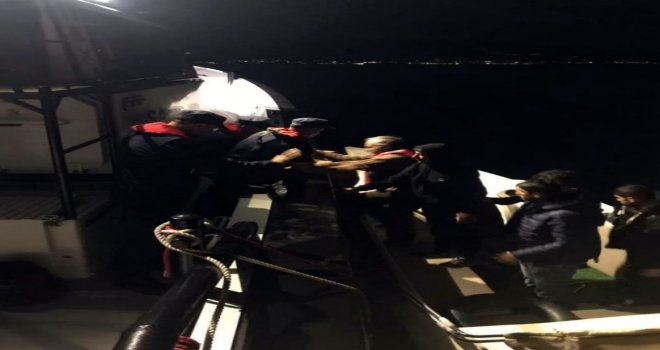 Tekneleri Arızalanan Kaçak Göçmenler Kendilerini Sahil Güvenlik Ekiplerine İhbar Etti