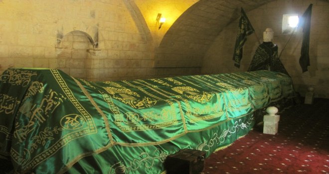 Sad Bin Ebu Vakkas Hz. Türbesinin Örtüsü Yenilendi