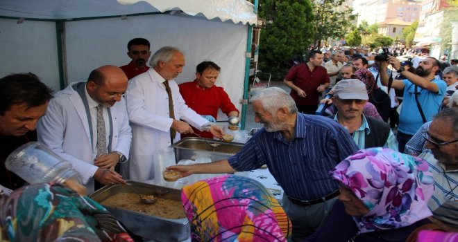 Kütahya Belediyesi Halka Aşure Dağıttı