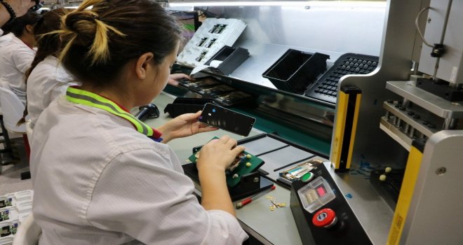 Ak Parti Heyeti Yerli Üretim Cep Telefonlarını Fabrikasında İnceledi