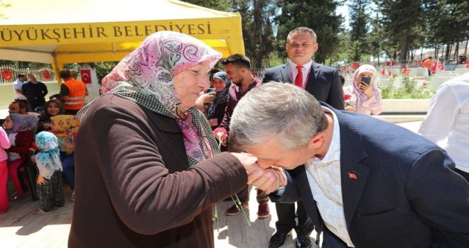 Belediye Başkanı Tahmazoğlu, Bayramı Vatandaşlarla Geçirdi