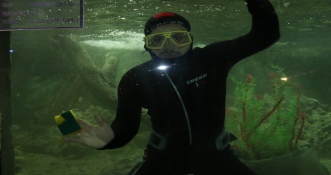 Hayvanat Bahçesindeki Dev Akvaryumlarda Bayram Temizliği