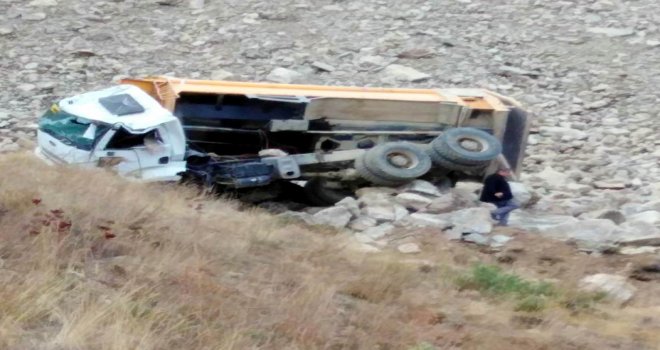 Hafriyat Kamyonu Yükünü Boşaltırken Uçurumdan Yuvarlandı: 1 Ölü