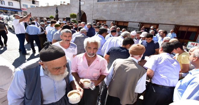 Vatandaşlara Cuma Namazı Çıkışı Aşure İkramı Yapıldı