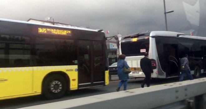 Okmeydanında Metrobüs Kaza Yaptı. Kaza Nedeniyle Metrelerce Uzunluğunda Metrobüs Kuyruğu Oluştu.